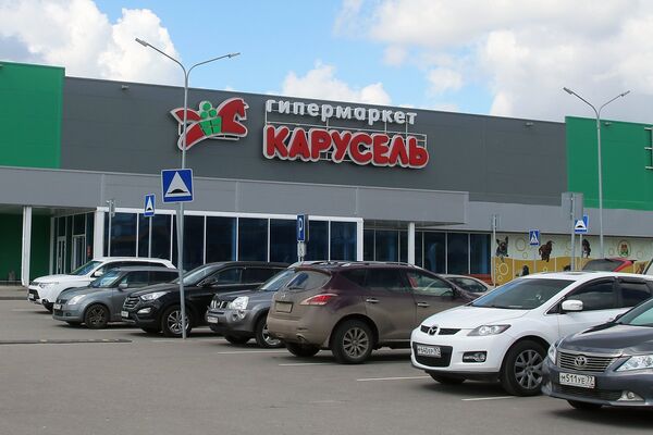 %Автомобили перед гипермаркетом Карусель в Москве
