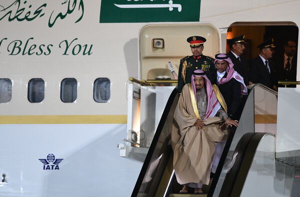 Король Саудовской Аравии Сальман Бен Абдель Азиз Аль Сауд, прибывший в РФ с государственным визитом, во время официальной встречи в аэропорту Внуково-2. 4 октября 2017
