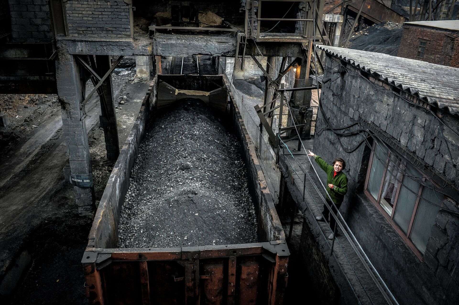 Отгрузка угля в вагоны на шахте - ПРАЙМ, 1920, 03.04.2023