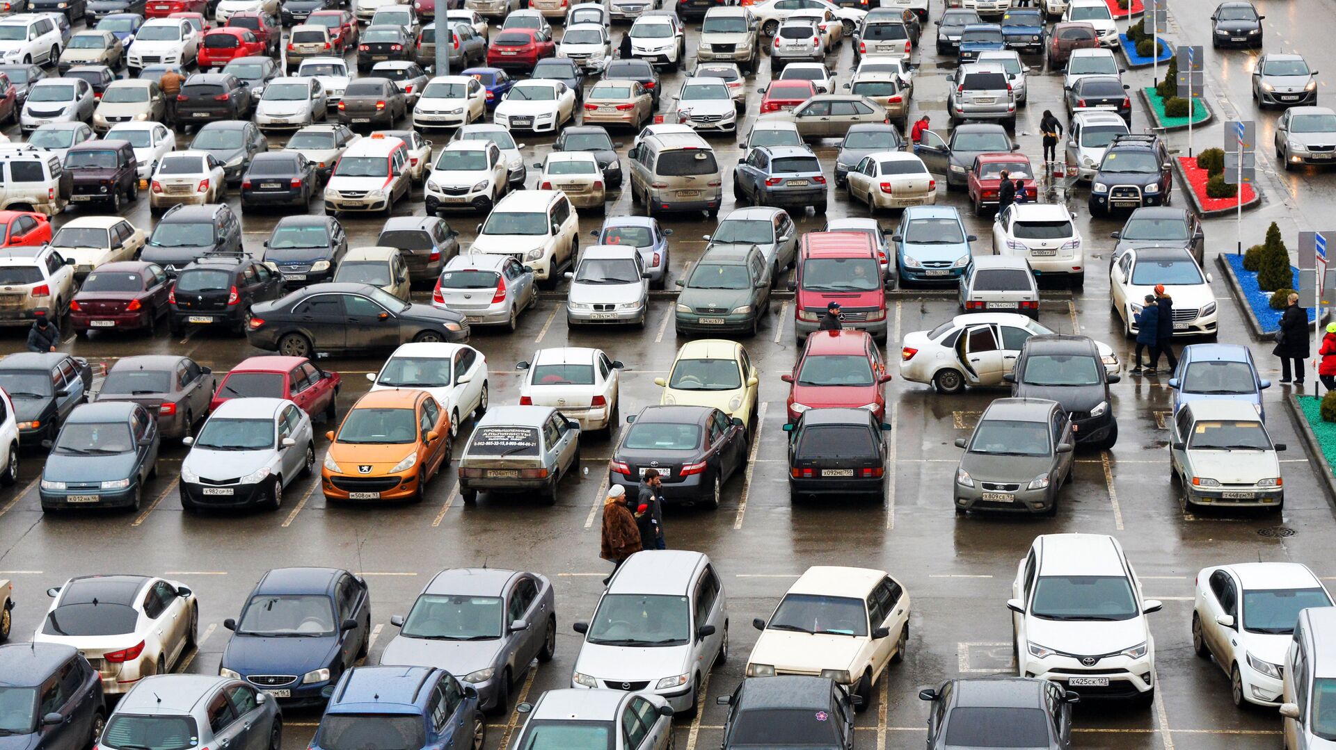 % Автомобили на парковке в торговом центре Ашан города Краснодар - ПРАЙМ, 1920, 08.09.2021