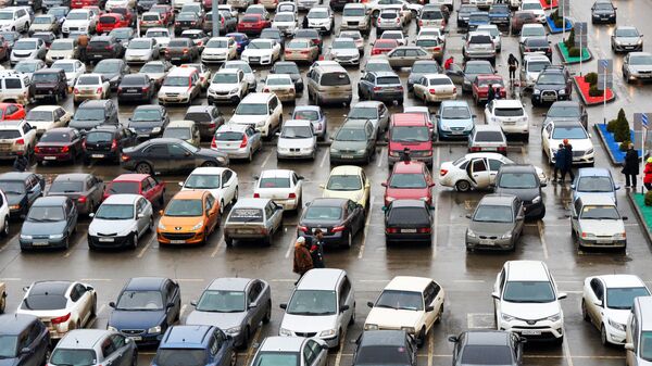 # Автомобили на парковке в торговом центре Ашан города Краснодар