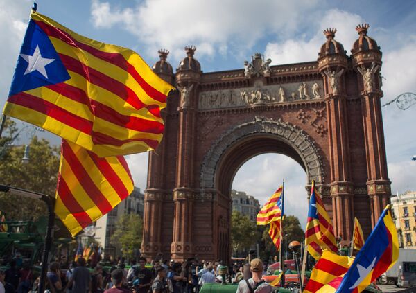 Жители Барселоны в ожидании оглашения парламентом итогов референдума о независимости Каталонии. 10 октября 2017