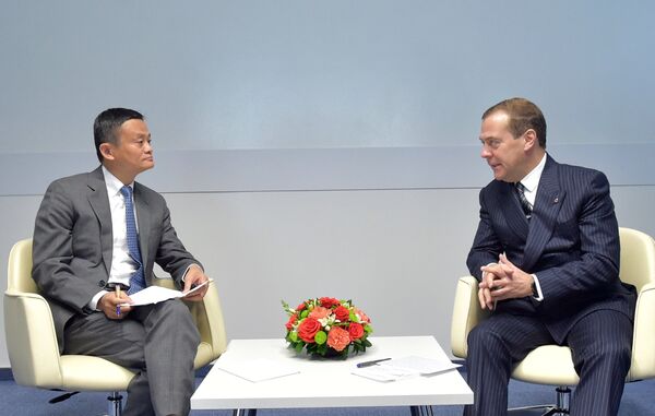 Дмитрий Медведев во время встречи с председателем совета директоров компании «Alibaba Group» Джеком Ма  на полях форума Открытые инновации. 17 октября 2017
