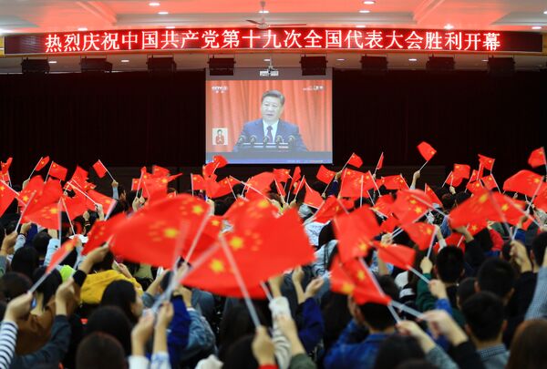 #Студенты смотрят выступление Си Цзиньпина на открытии 19-го съезда Коммунистической партии Китая