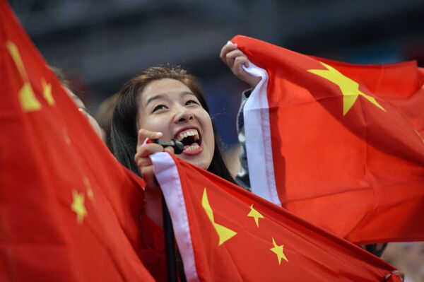 %Девушка с флагом Китая