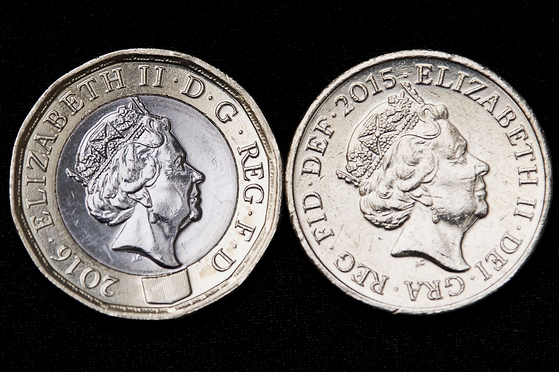  Новая (слева) и старая монеты номиналом в 1 фунт стерлингов - ПРАЙМ, 1920, 14.07.2022