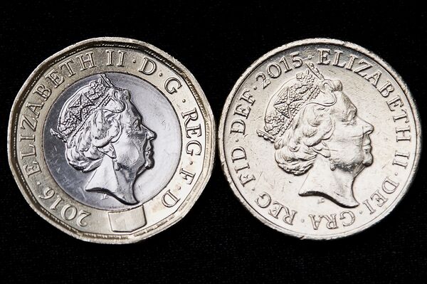  Новая (слева) и старая монеты номиналом в 1 фунт стерлингов
