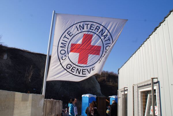 #Флаг Международного комитета Красного Креста в станице Луганская