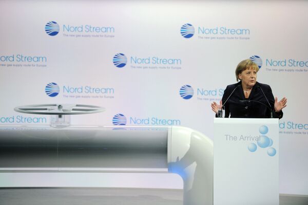 Ангела Меркель у символического вентиля на церемонии, посвященной началу поставок российского газа по трубопроводу Северный поток