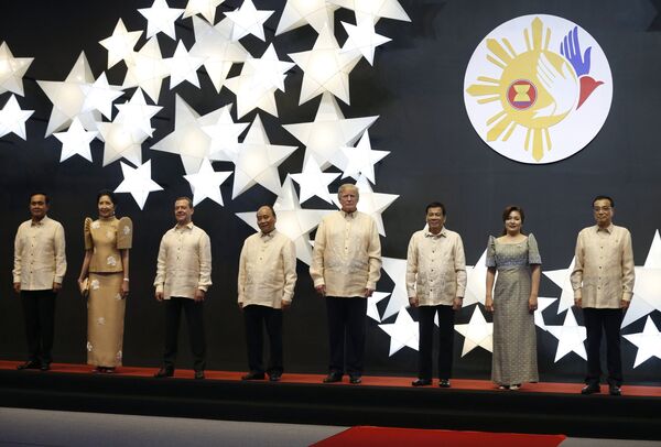 Церемония совместного фотографирования глав делегаций саммита АСЕАН в Маниле. 12 ноября 2017