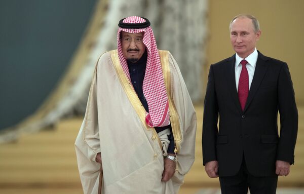 Президент РФ Владимир Путин и король Саудовской Аравии Сальман Бен Абдель Азиз Аль Сауд во время встречи