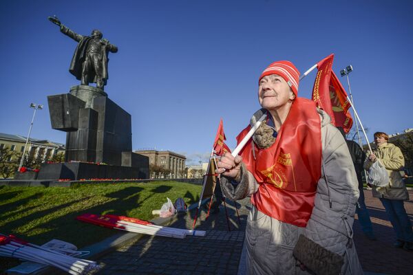 Участница митинга в честь 100-летия Великой Октябрьской социалистической революции у Финляндского вокзала в Санкт-Петербурге. 7 ноября 2017