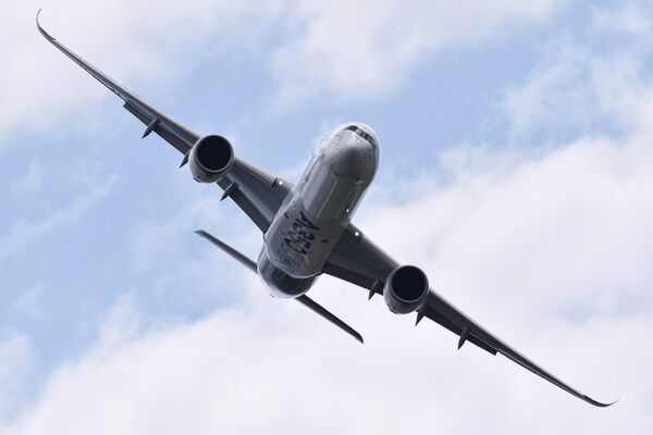 % Пассажирский дальнемагистральный лайнер Airbus A350 во время демонстрационных полетов