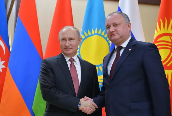 #Президент РФ Владимир Путин и президент Республики Молдова Игорь Додон  перед началом неформальной встречи глав государств СНГ. 26 декабря 2017