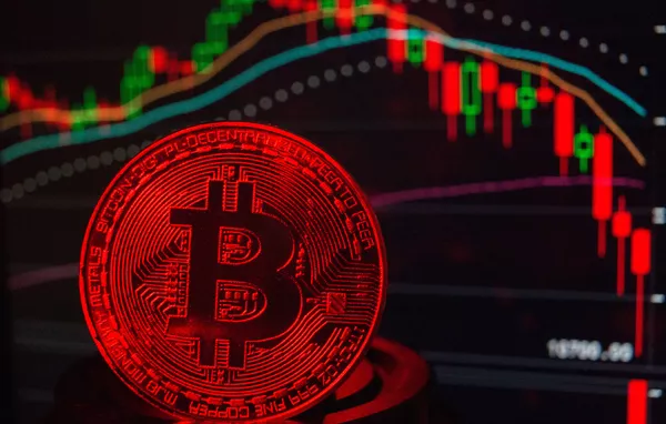 Монета с логотипом криптовалюты биткоин Монета с логотипом криптовалюты биткоин