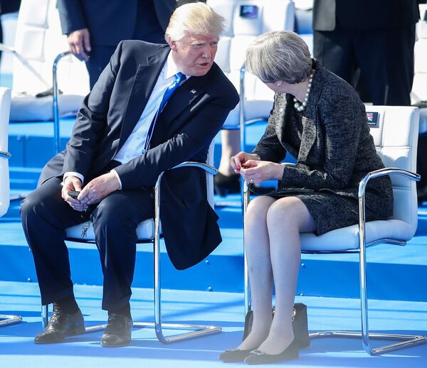 Президент США Дональд Трамп и премьер-министр Великобритании Тереза Мэй на саммите НАТО в Брюсселе