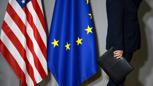 %Флаги США и Европейского совета в Брюсселе