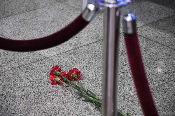 Цветы в зале аэропорта Домодедово в память о погибших при крушении самолета Ан-148