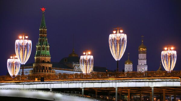 Новогодняя иллюминация на Большом Каменном мосту в Москве