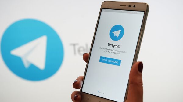 %Мессенджер Telegram на экране телефона