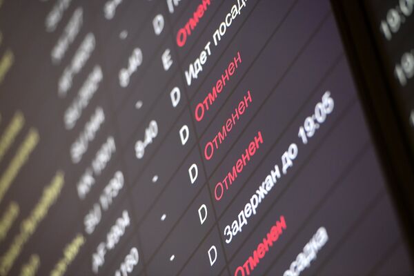 %Электронное табло с информацией об отменен рейсов в аэропорту Шереметьево. 4 декабря 2017