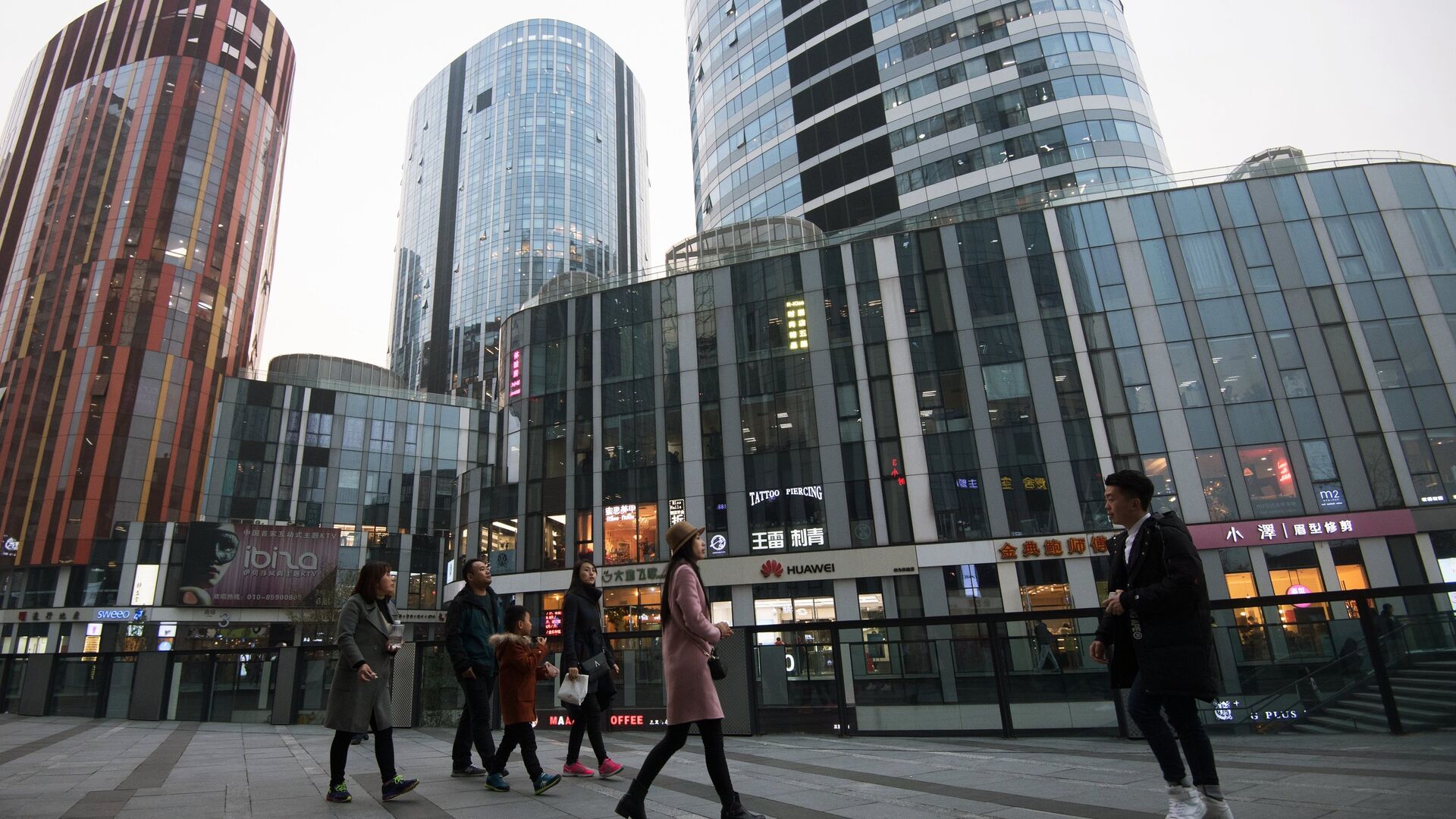 % Горожане на территории многофункционального комплекса Sanlitun Soho в Пекине - ПРАЙМ, 1920, 18.04.2022