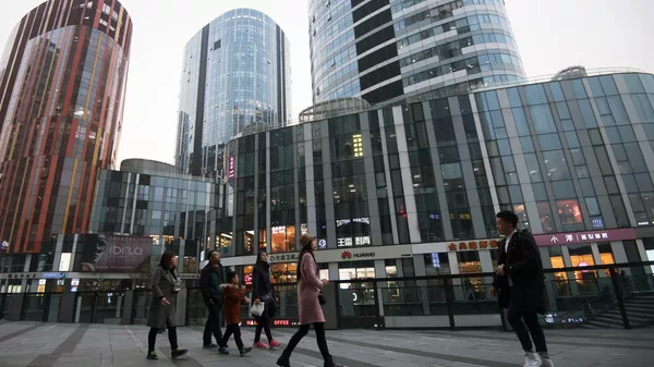 % Горожане на территории многофункционального комплекса Sanlitun Soho в Пекине
