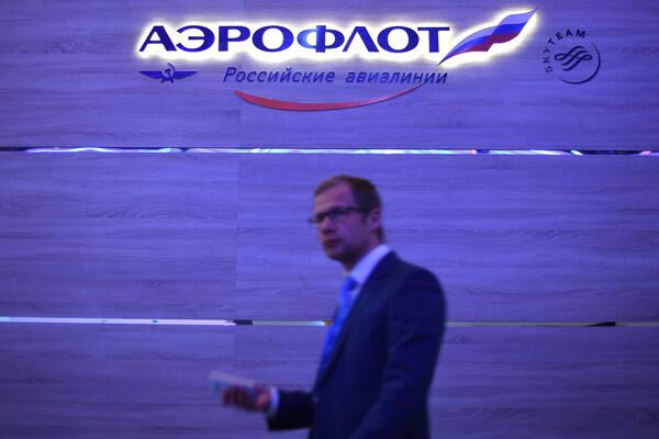 У стенда компании Аэрофлот на выставке на Петербургском международном экономическом форуме 2017