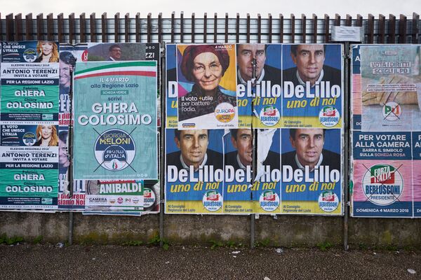 Предвыборные агитационные плакаты лидеров партий и движений, участвующих в парламентских выборах в Италии