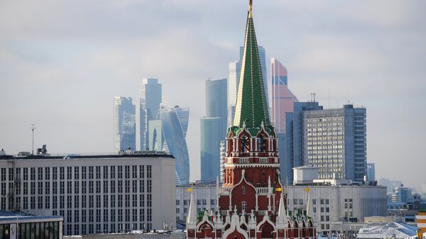 Никольская башня Московского Кремля и небоскребы Москва-сити