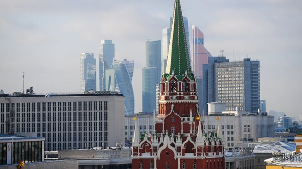 % Никольская башня Московского Кремля и небоскребы Москва-сити