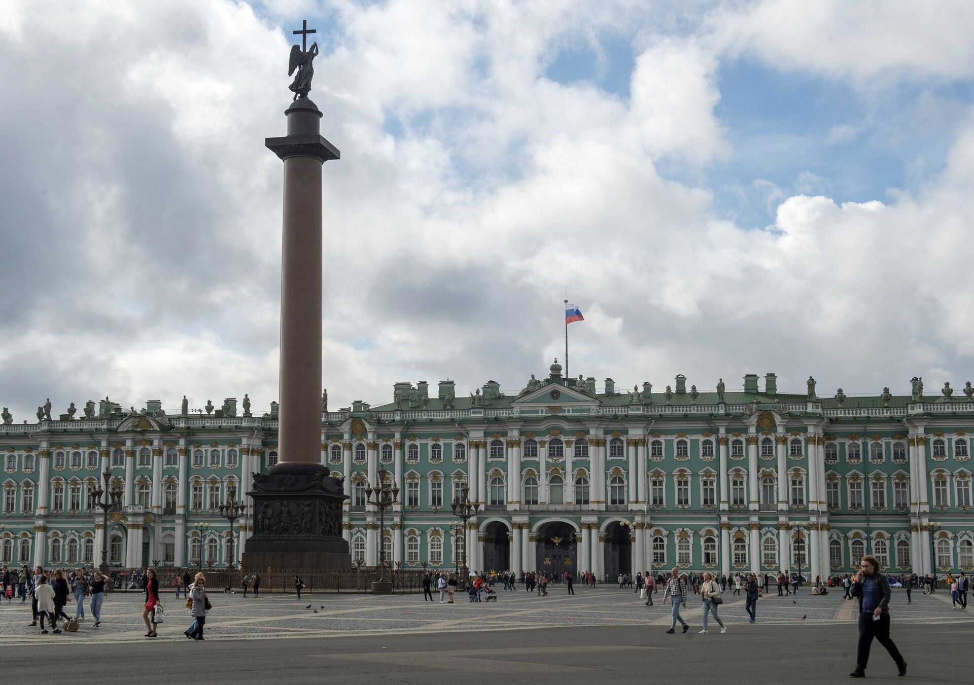 Александровская колонна на Дворцовой площади в Санкт-Петербурге - ПРАЙМ, 1920, 25.05.2022