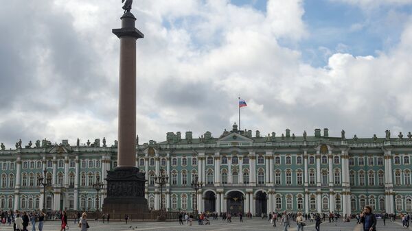 %Александровская колонна на Дворцовой площади в Санкт-Петербурге
