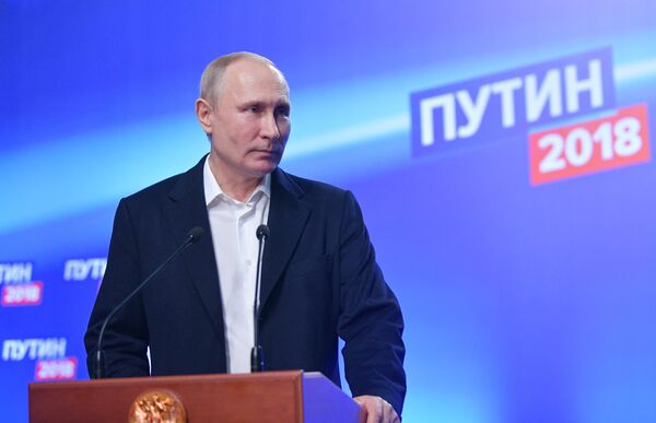 #Владимир Путин во время посещения своего предвыборного штаба