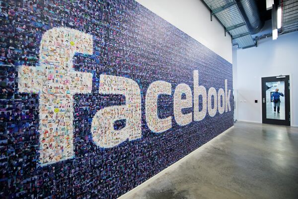 % Логотип социальной сети Facebook в дата-центре компании в Швеции