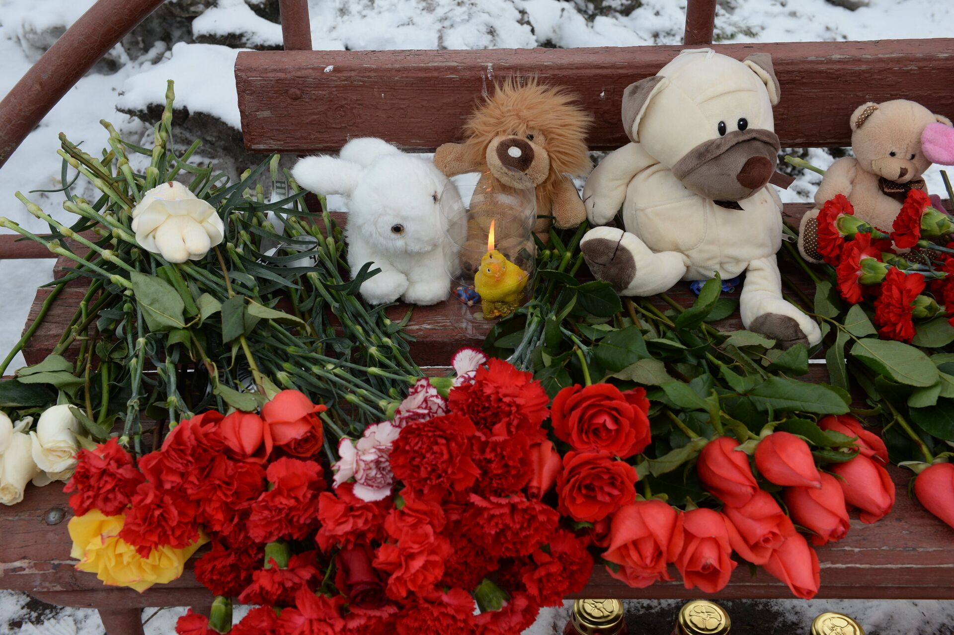 Цветы, свечи и мягкие игрушки возле здания торгового центра «Зимняя вишня» в Кемерово, где произошел пожар - ПРАЙМ, 1920, 20.12.2021