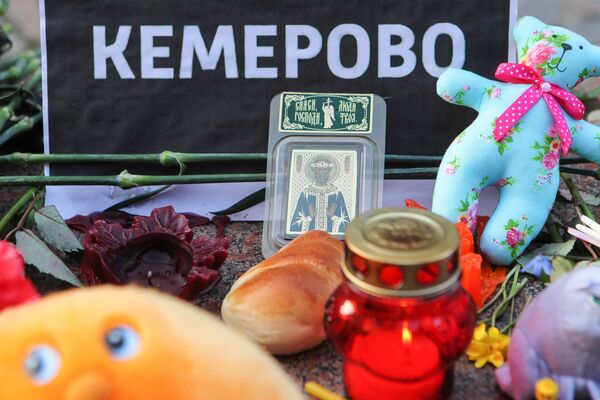 Мемориал у Огня Вечной Славы в Пятигорске в память о погибших при пожаре в торговом центре Зимняя вишня в Кемерове
