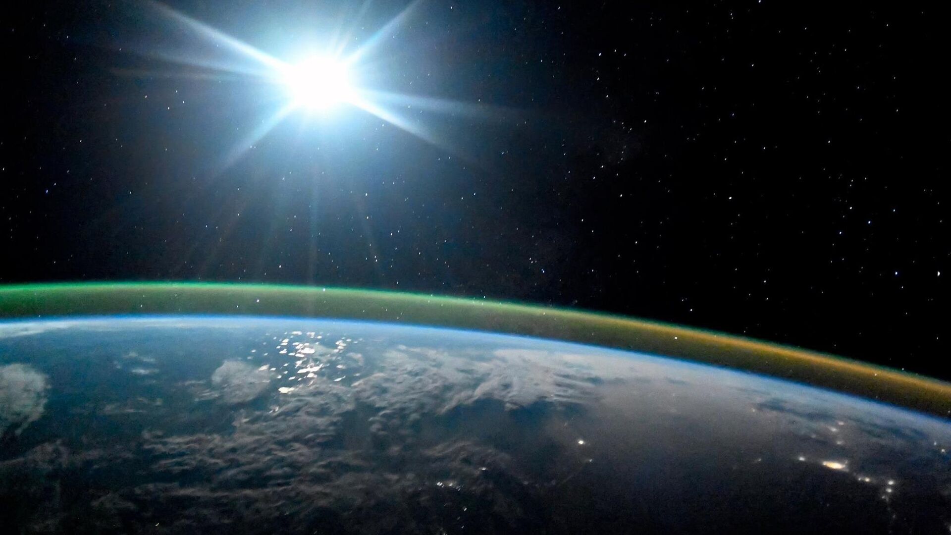 !Ночная планета Земля в лунном свете и сиянии Авроры. 7 октября 2017 - ПРАЙМ, 1920, 29.08.2021