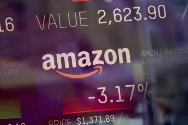 #Индекс торговли компании Amazon, показанный на информационной панели биржи NASDAQ. 9 февраля 2018