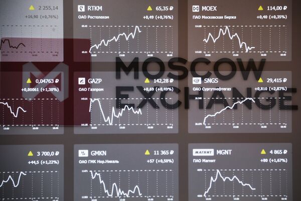 %Котировки фондового рынка на экране в здании Московской биржи