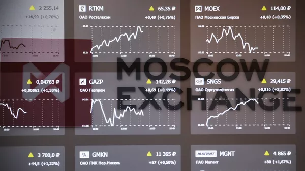 %Котировки фондового рынка на экране в здании Московской биржи