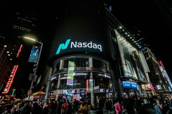 % Здание американской биржи NASDAQ в Нью-Йорке