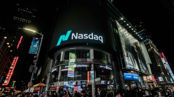 % Здание американской биржи NASDAQ в Нью-Йорке