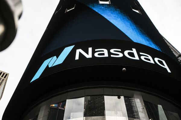 %Информационная панель биржи NASDAQ на первых этажах небоскрёба Конде-Наст-билдинг на Таймс-сквер в Нью-Йорке