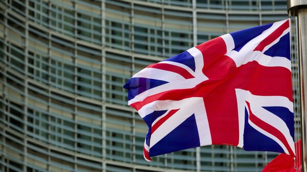 %Флаг Великобритании и Северной Ирландии у главного здания Европарламента в Брюсселе