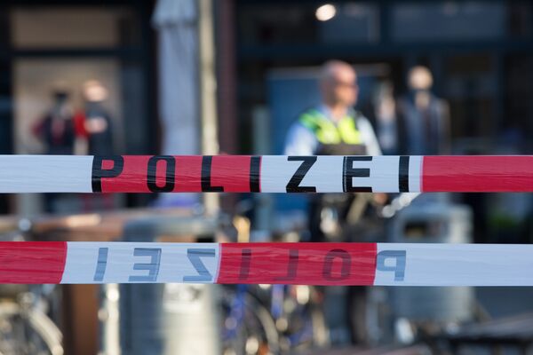 Полицейский рядом с местом, где автомобиль въехал в толпу людей в Мюнстере, Германия. 7 апреля 2018