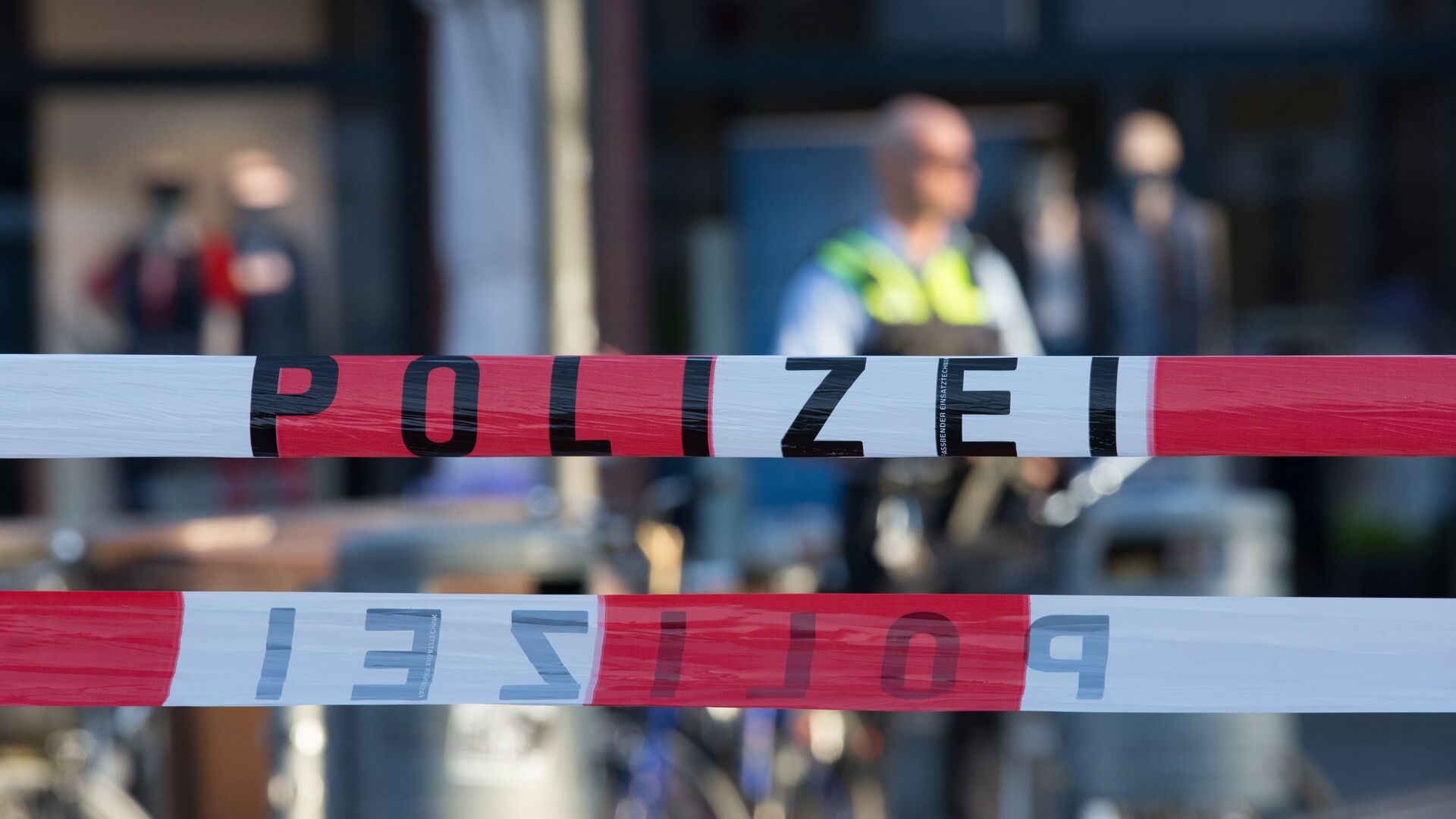 Полицейский рядом с местом, где автомобиль въехал в толпу людей в Мюнстере, Германия. 7 апреля 2018 - ПРАЙМ, 1920, 28.02.2021