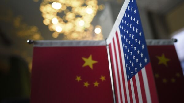 %Флаги США и Китая