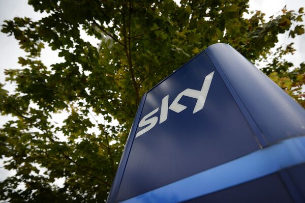 Логотип British Sky Broadcasting у здания штаб-квартиры компании в Лондоне, Великобритания
