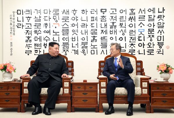 Лидер Северной Кореи Ким Чен Ын и президент Южной Кореи Мун Чжэ Ин перед межкорейским саммитом. 27 апреля 2018